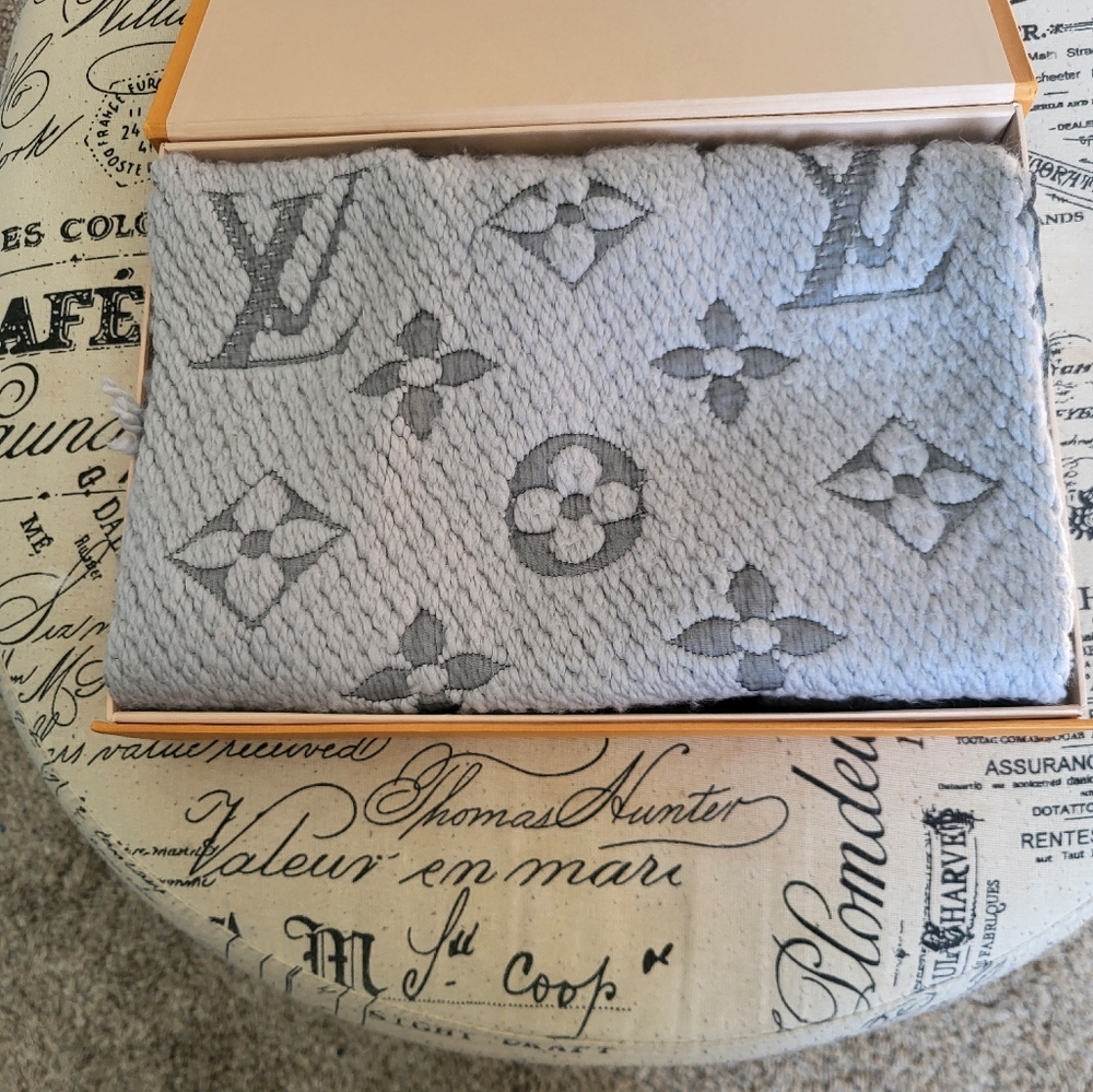 Preloved Vuitton Logomania scarf in grey.